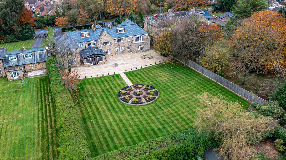 6 bedroom detached house for sale 0