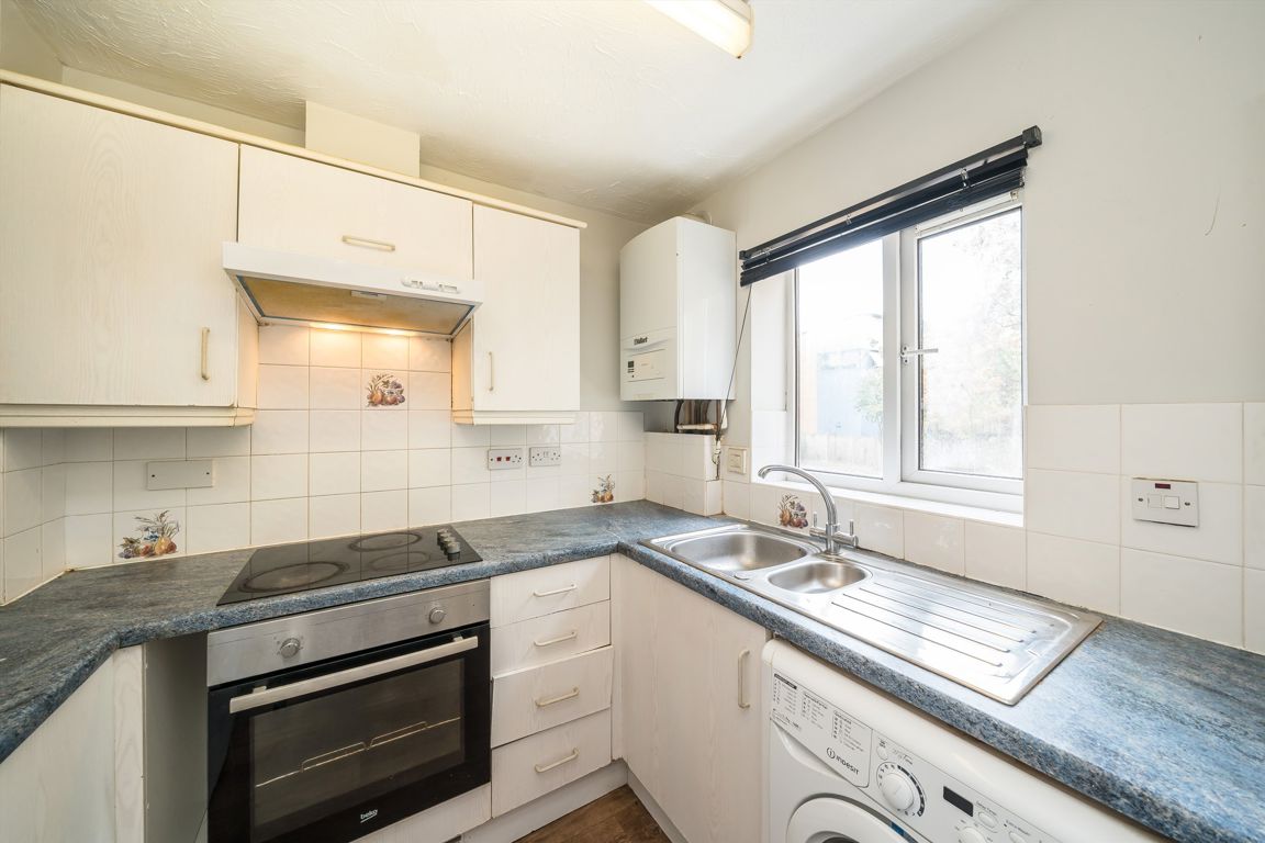 131, Franklin Way, Croydon photo 4