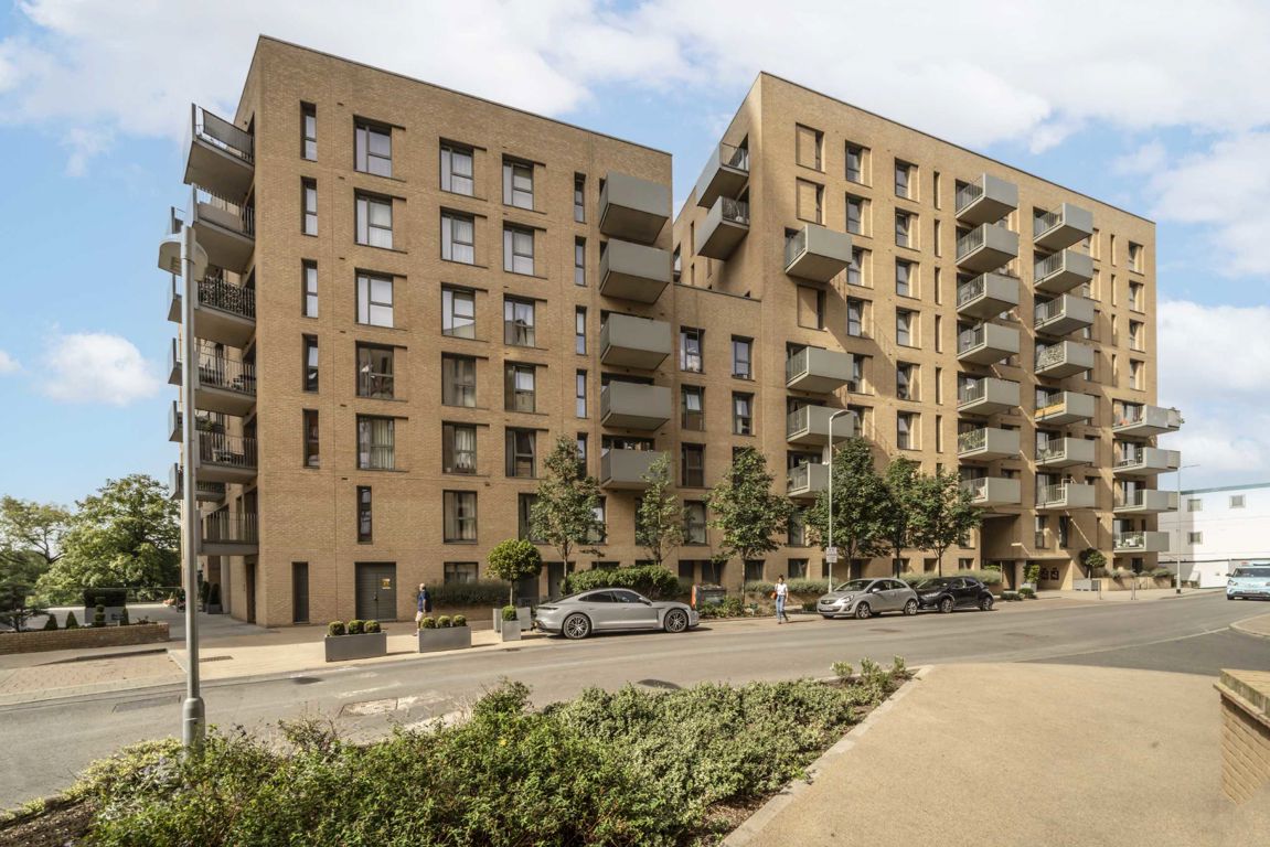 Moorhen Drive, London photo 3