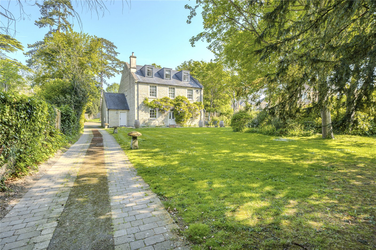 5 bedroom detached house for sale 0