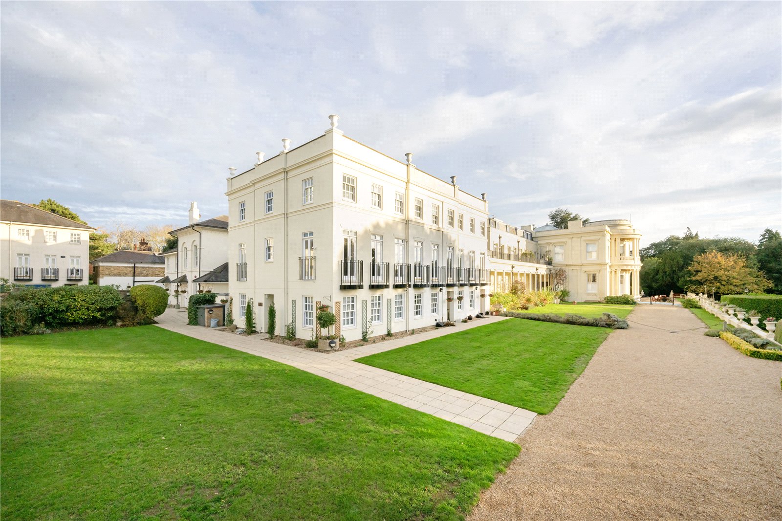 5 bedroom detached house for sale 0