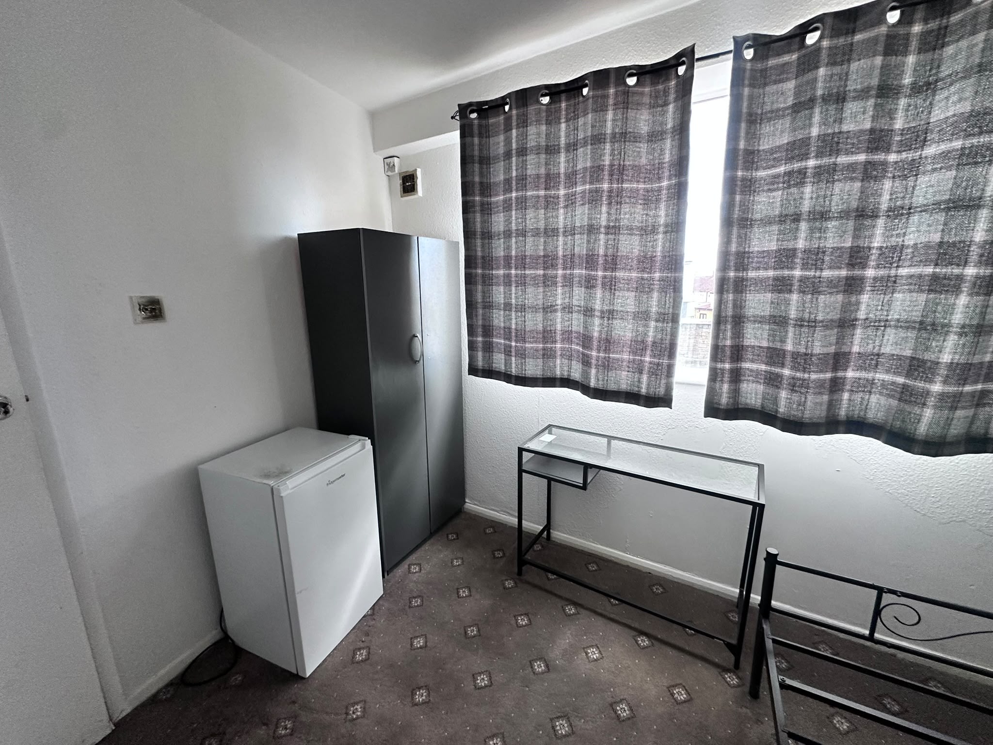Eastern Avenue, Ilford photo 5