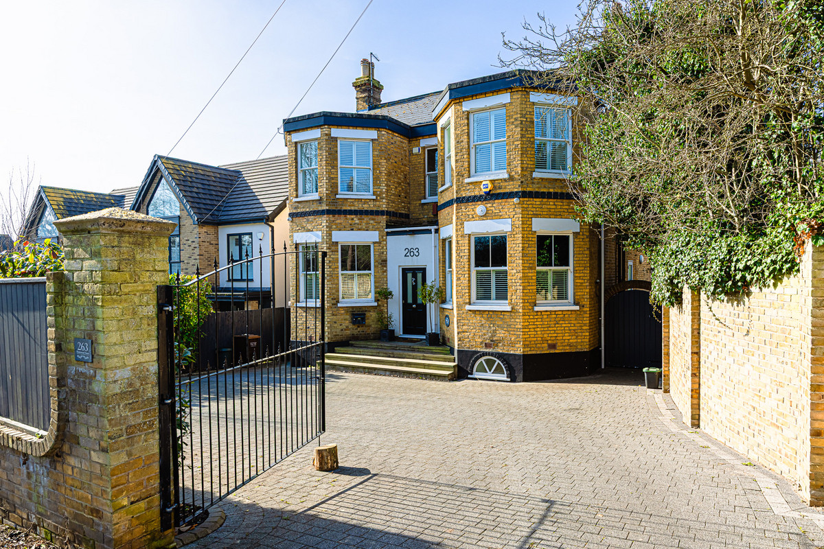 5 bedroom detached house for sale