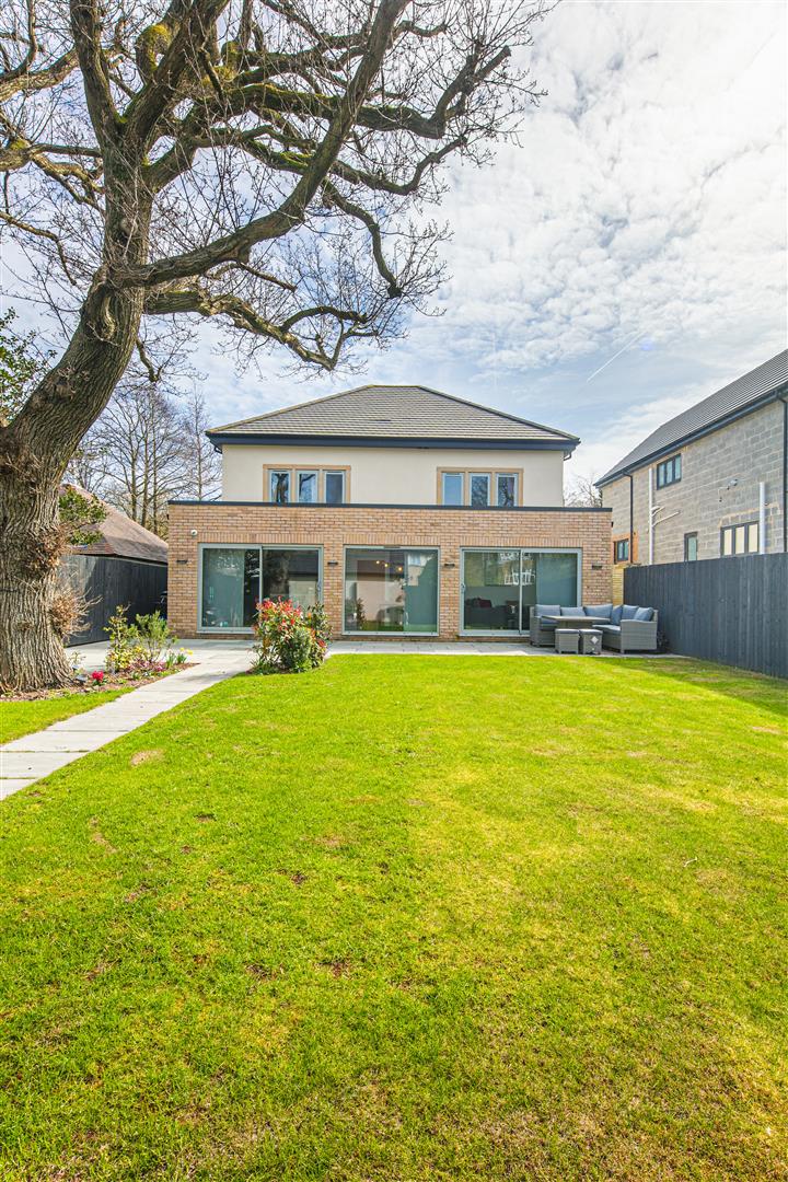 5 bedroom detached house for sale 0
