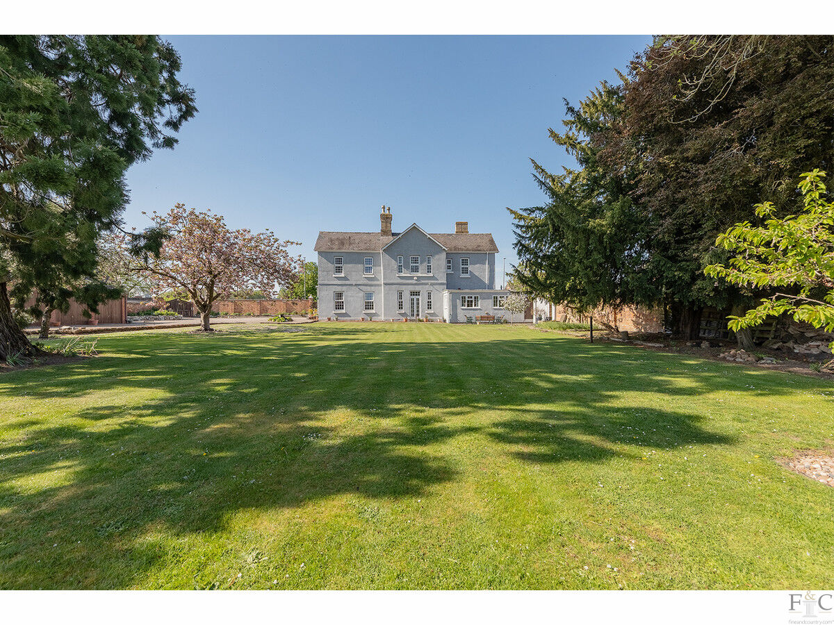 5 bedroom detached house for sale in Billingshurst