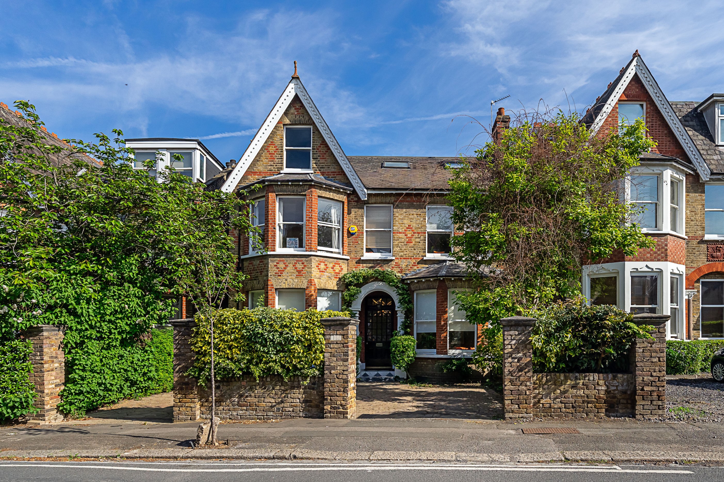 8 bedroom detached house for sale 0