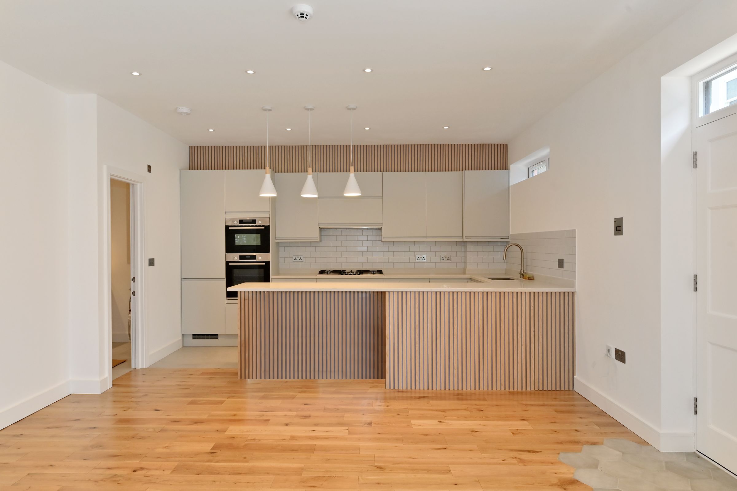 3 bedroom detached house for sale in Guildford