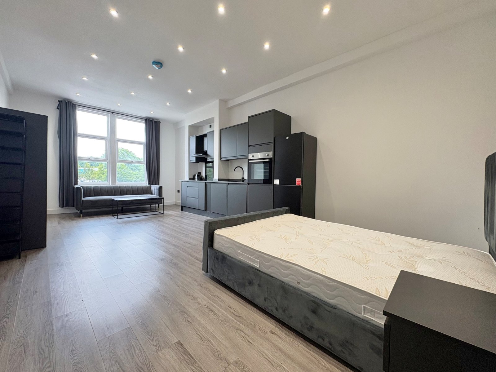 Studio flat on Flat 1, 352-354, Kirkstall Road, Leeds, £850/mo
