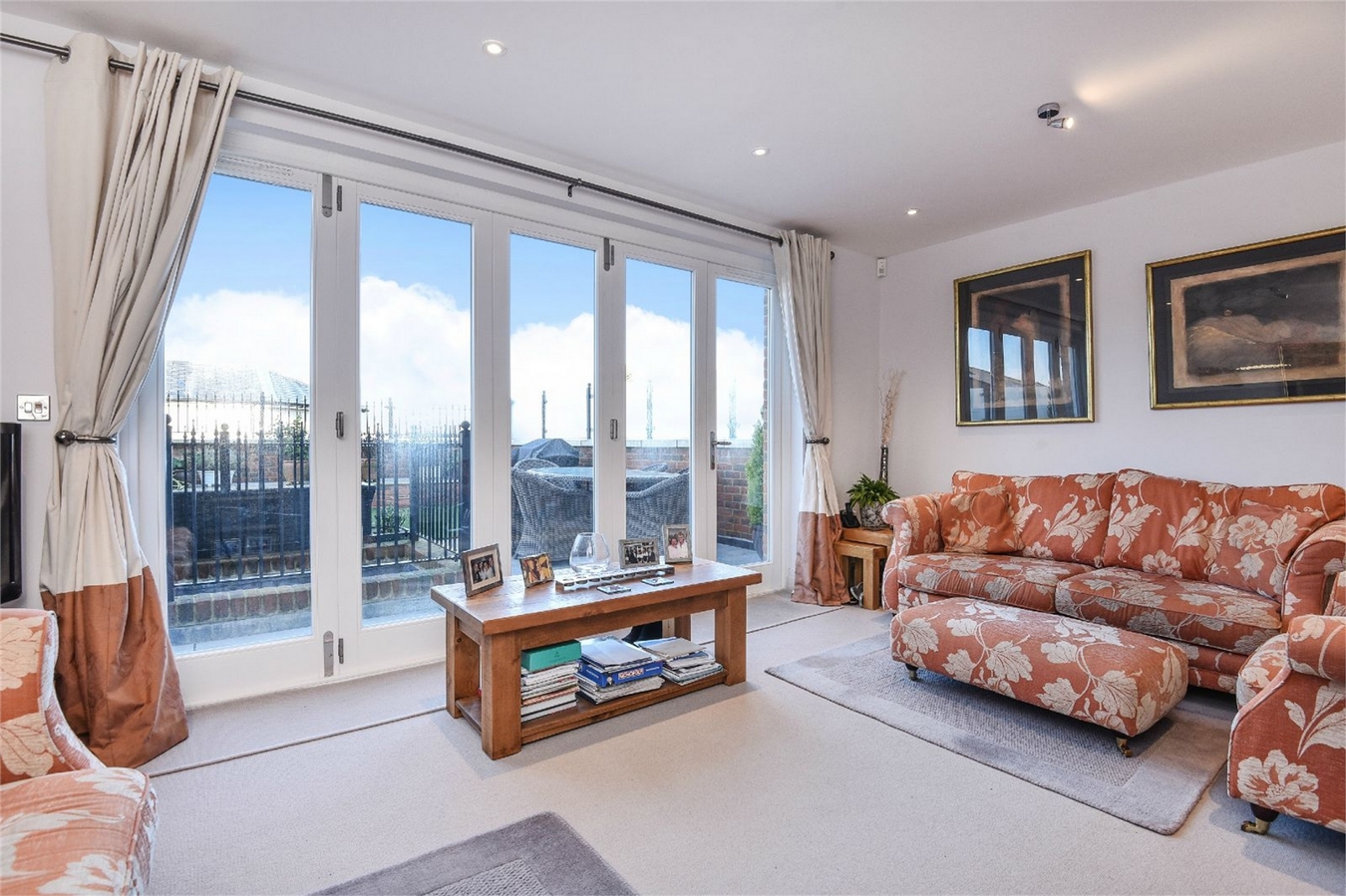 Alfred Homes,Huw Thomas,Lounge