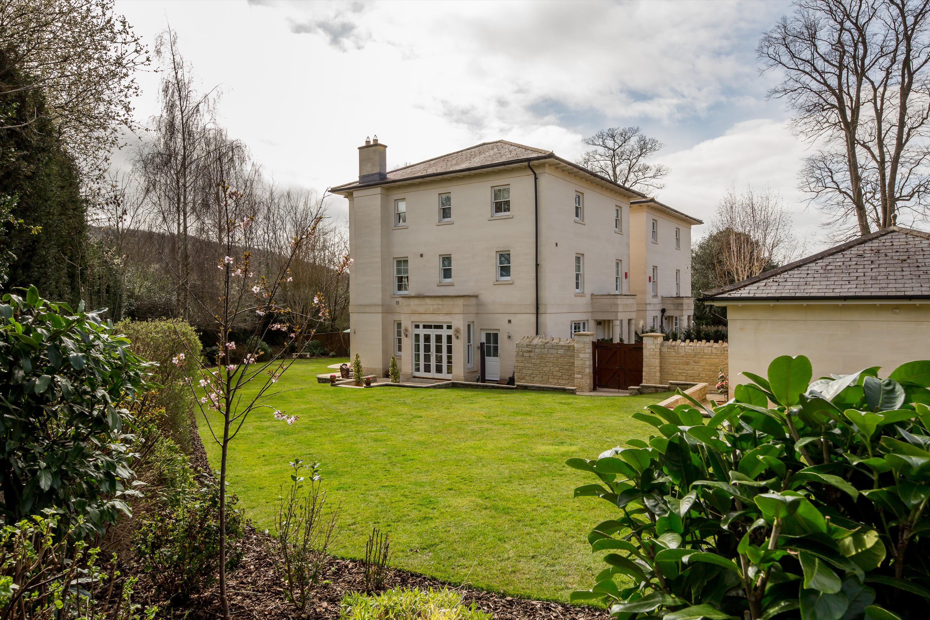 6 bedroom detached house for sale
