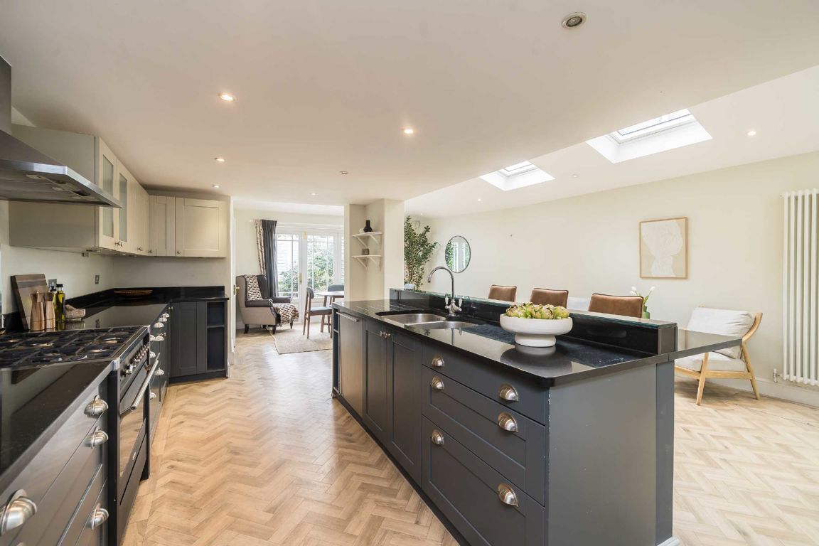 5 bedroom semi-detached house for sale 0