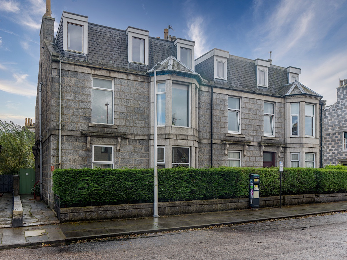 2 bed flat for sale
