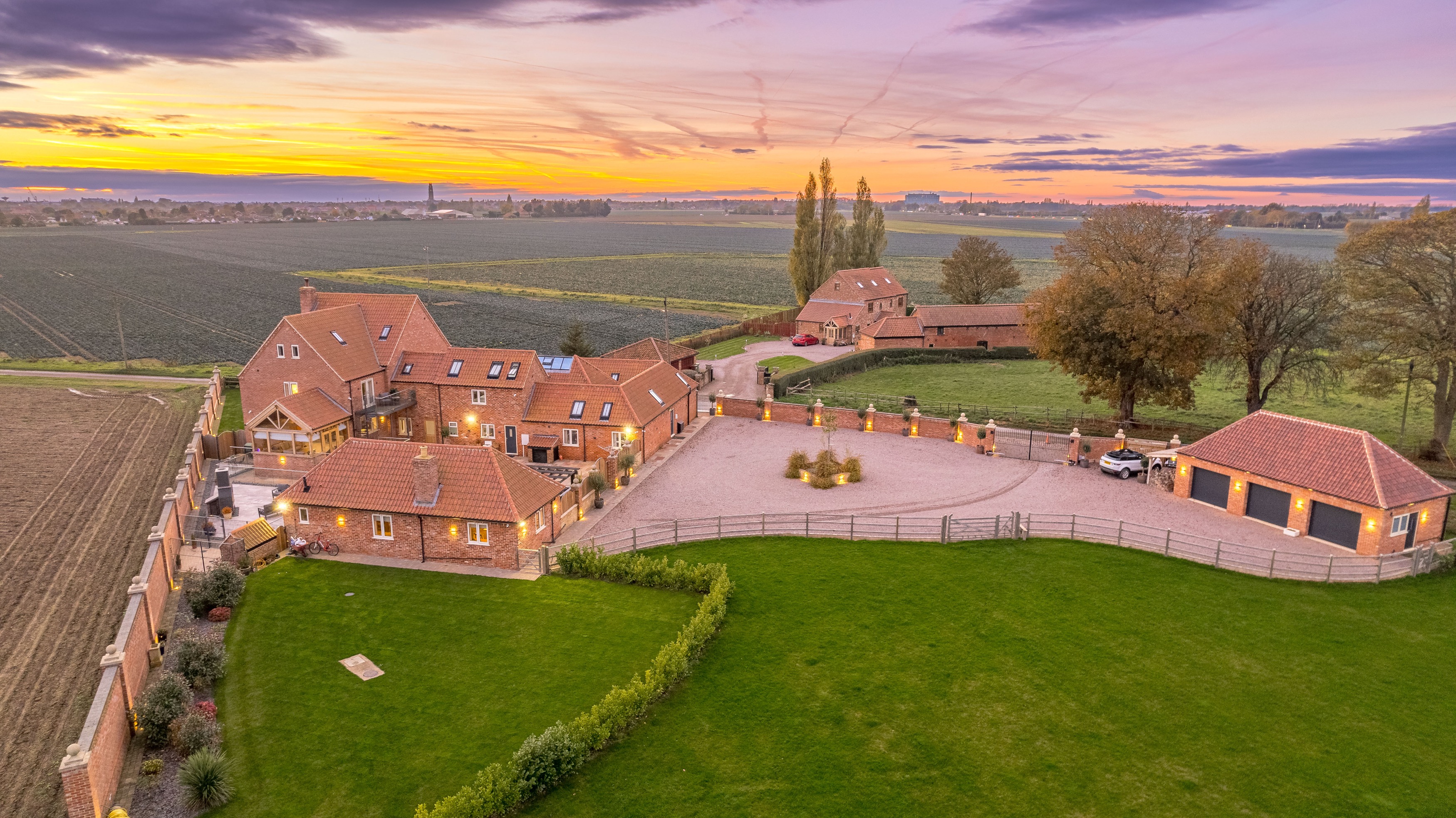 6 bedroom detached house for sale 0