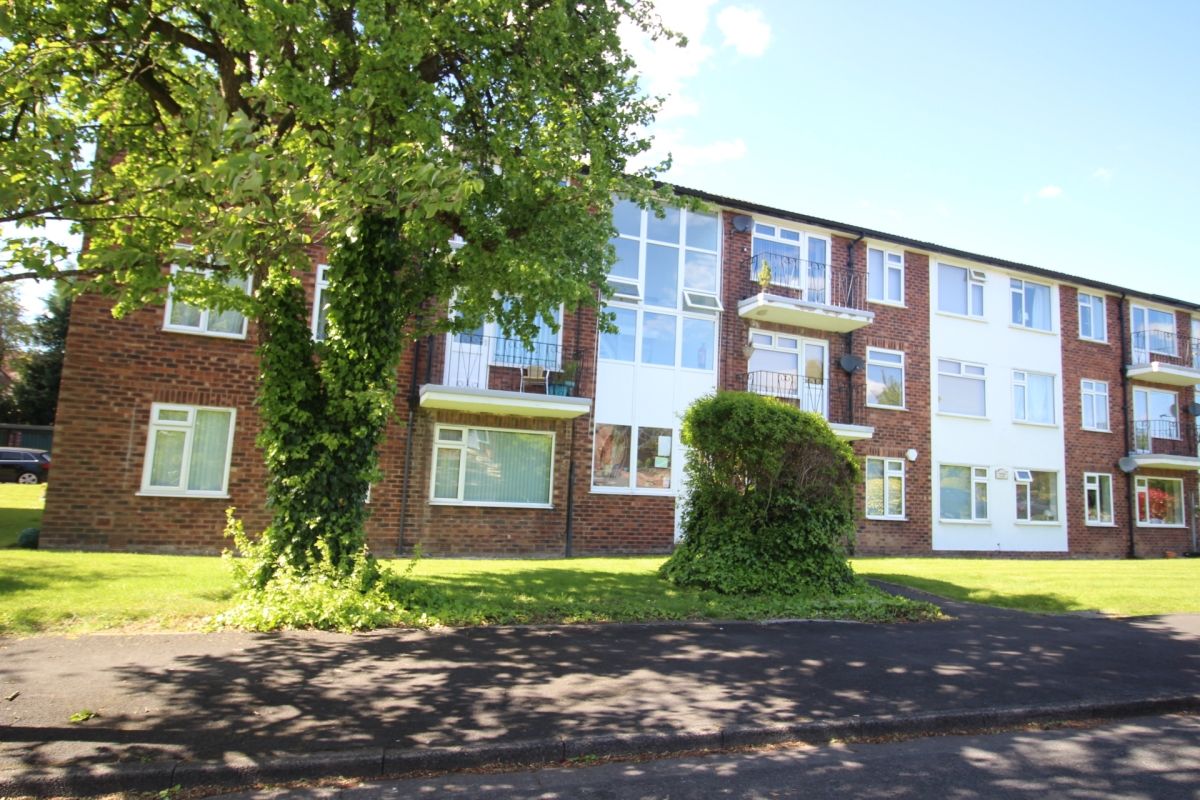 3 Bedrooms Flat to rent in Damery Court, Bramhall, Stockport SK7