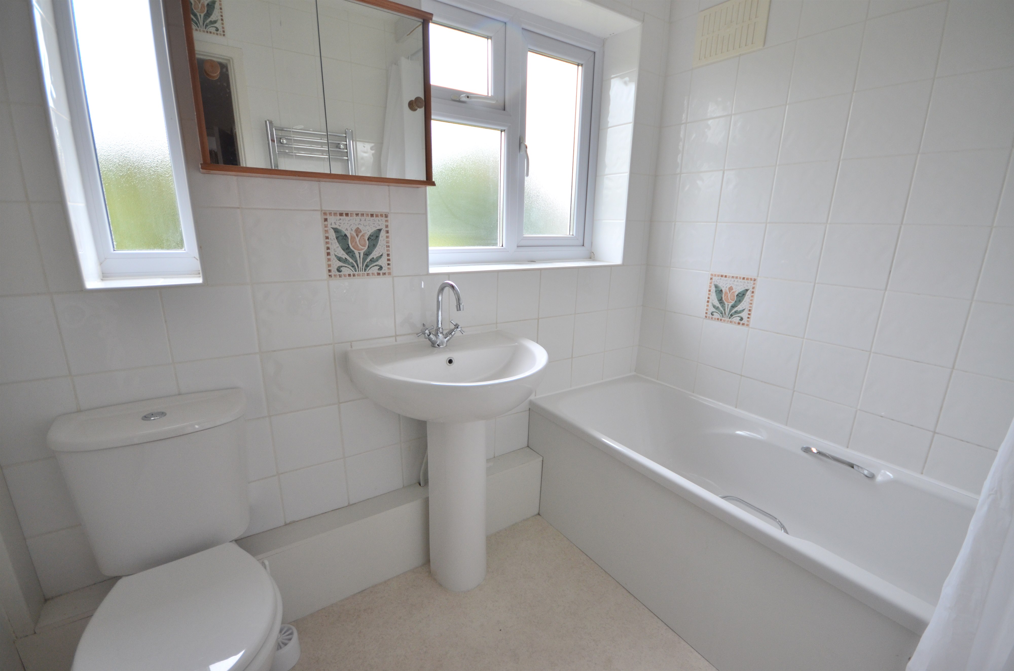 3 Bedrooms Semi-detached house to rent in Taverners Road, Gillingham ME8