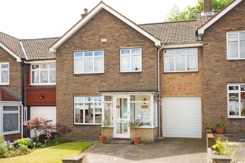 Free property report 153 Mead Way, Hayes, Bromley, BR2 9ES Chimnie