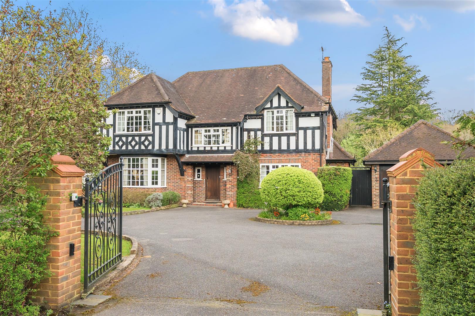 4 bedroom detached house for sale 0