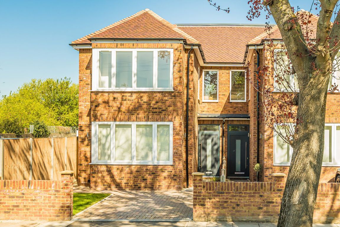 4 bedroom semi-detached house for sale 0