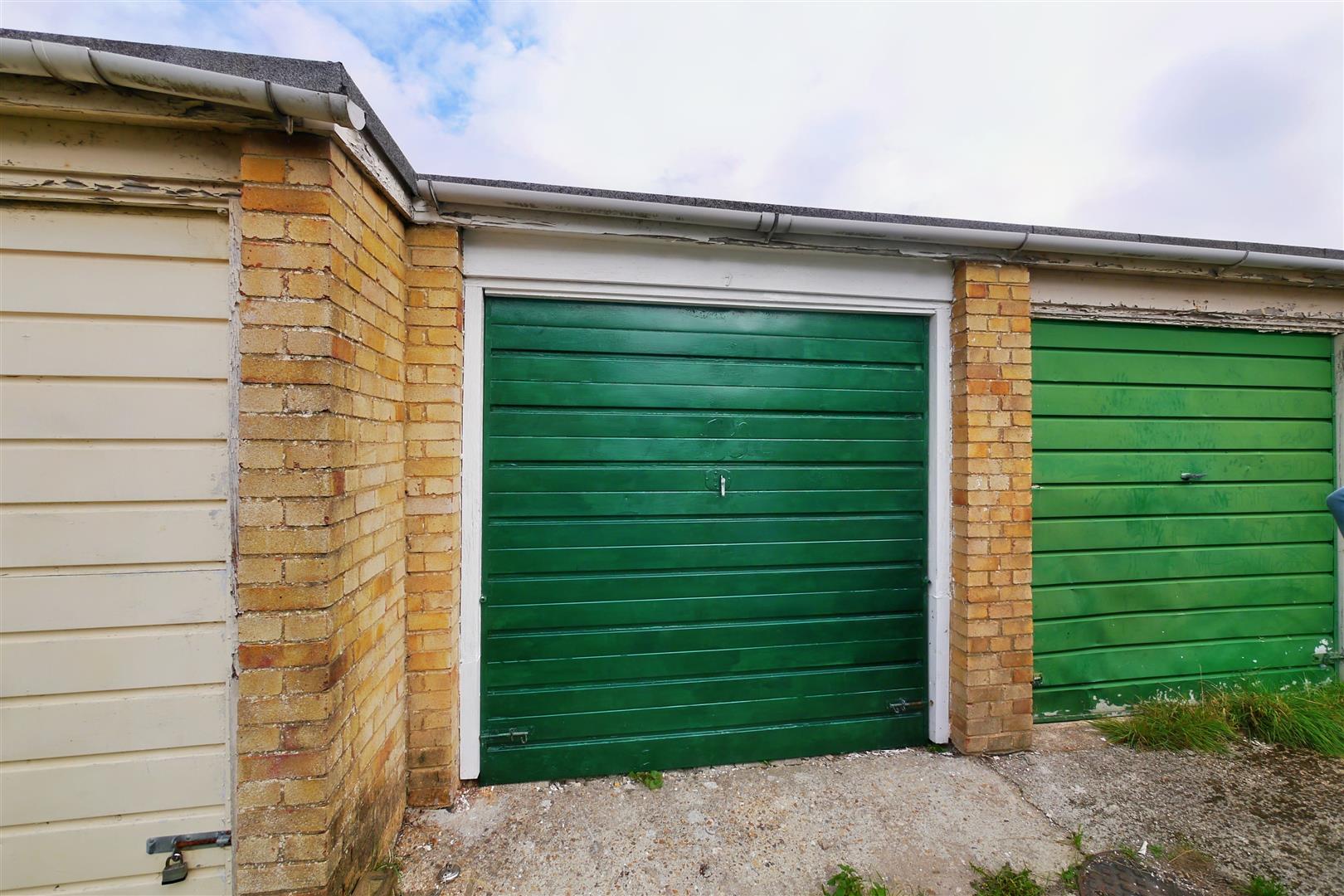 Osmonde Close, Worthing photo 5