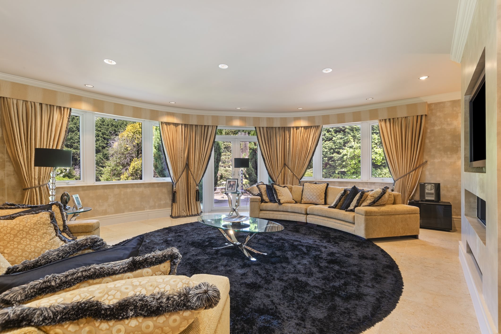 6 bedroom detached house for sale 0