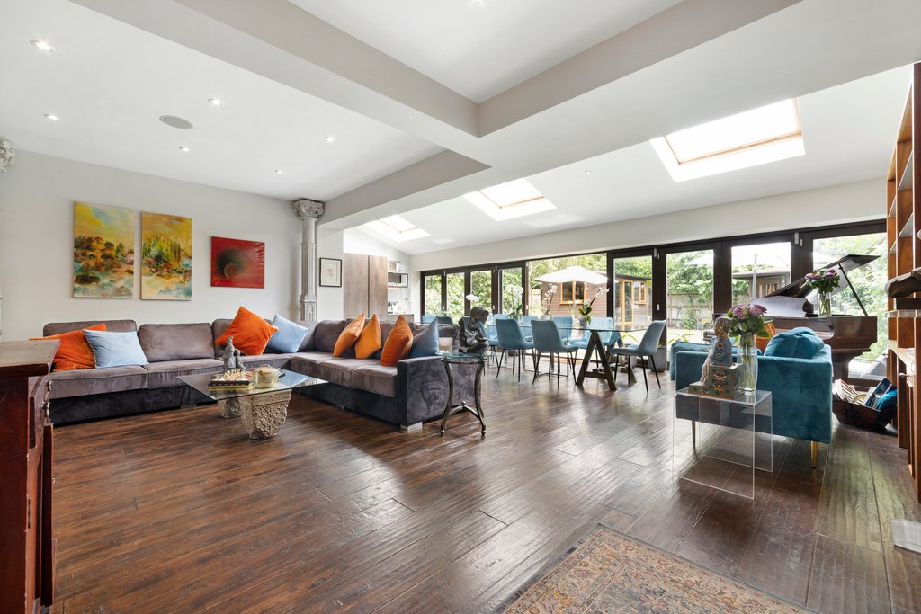 5 bedroom detached house for sale 0