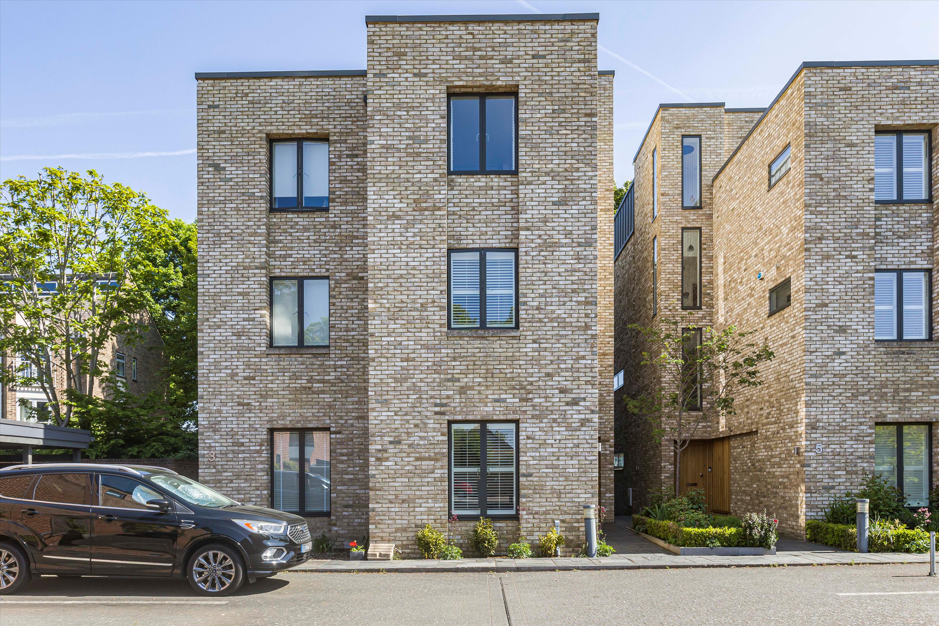 4 bedroom semi-detached house for sale 0
