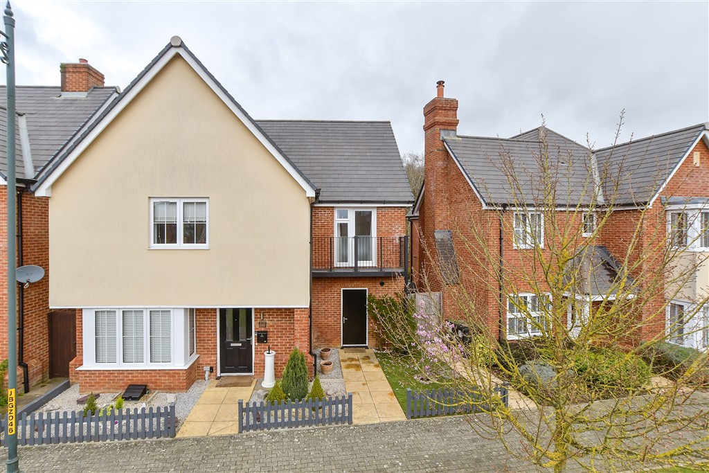Beacon Avenue Kings Hill, West Malling photo 2