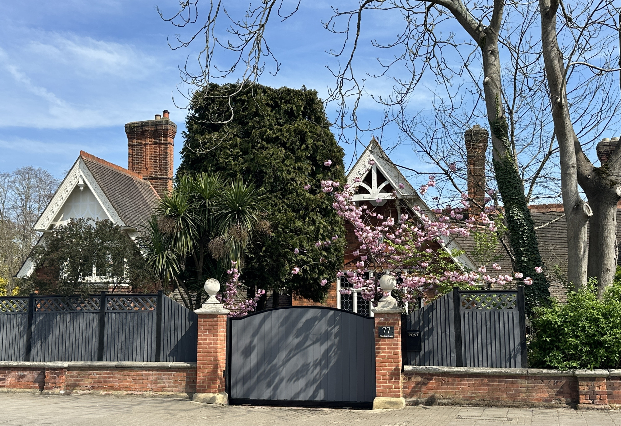 3 bedroom detached house for sale in Guildford