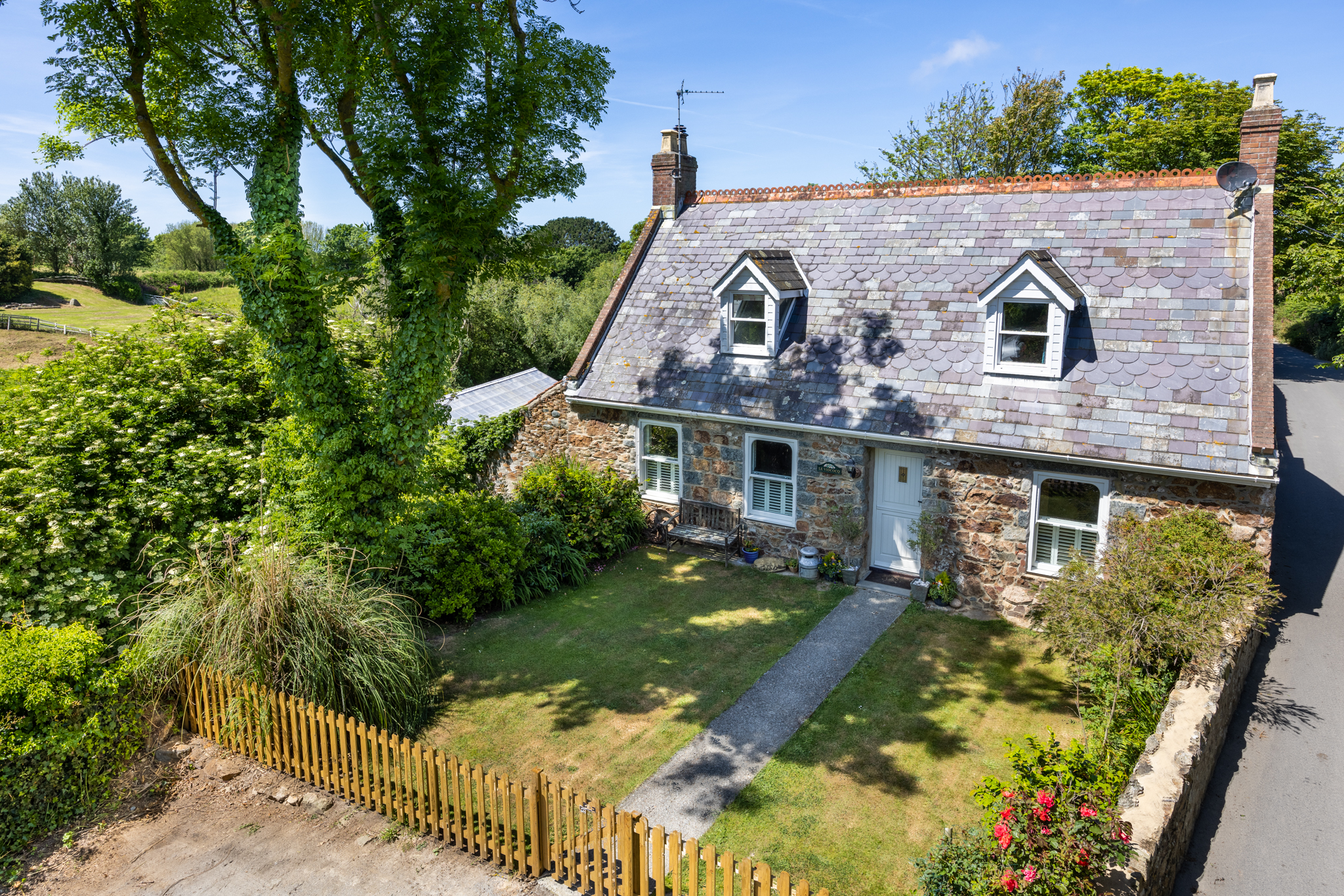 5 bedroom detached house for sale 0