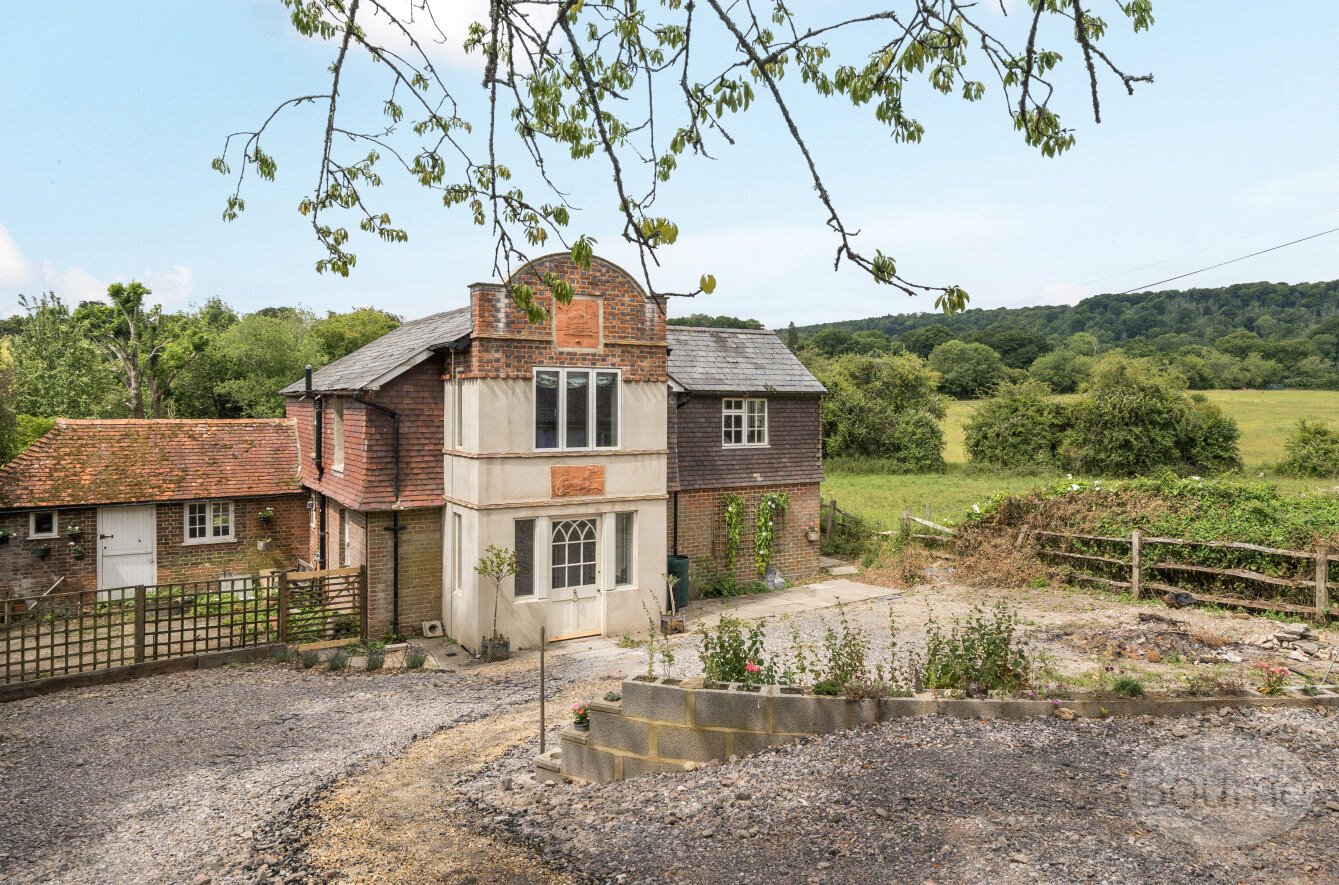 4 bedroom detached house for sale 0