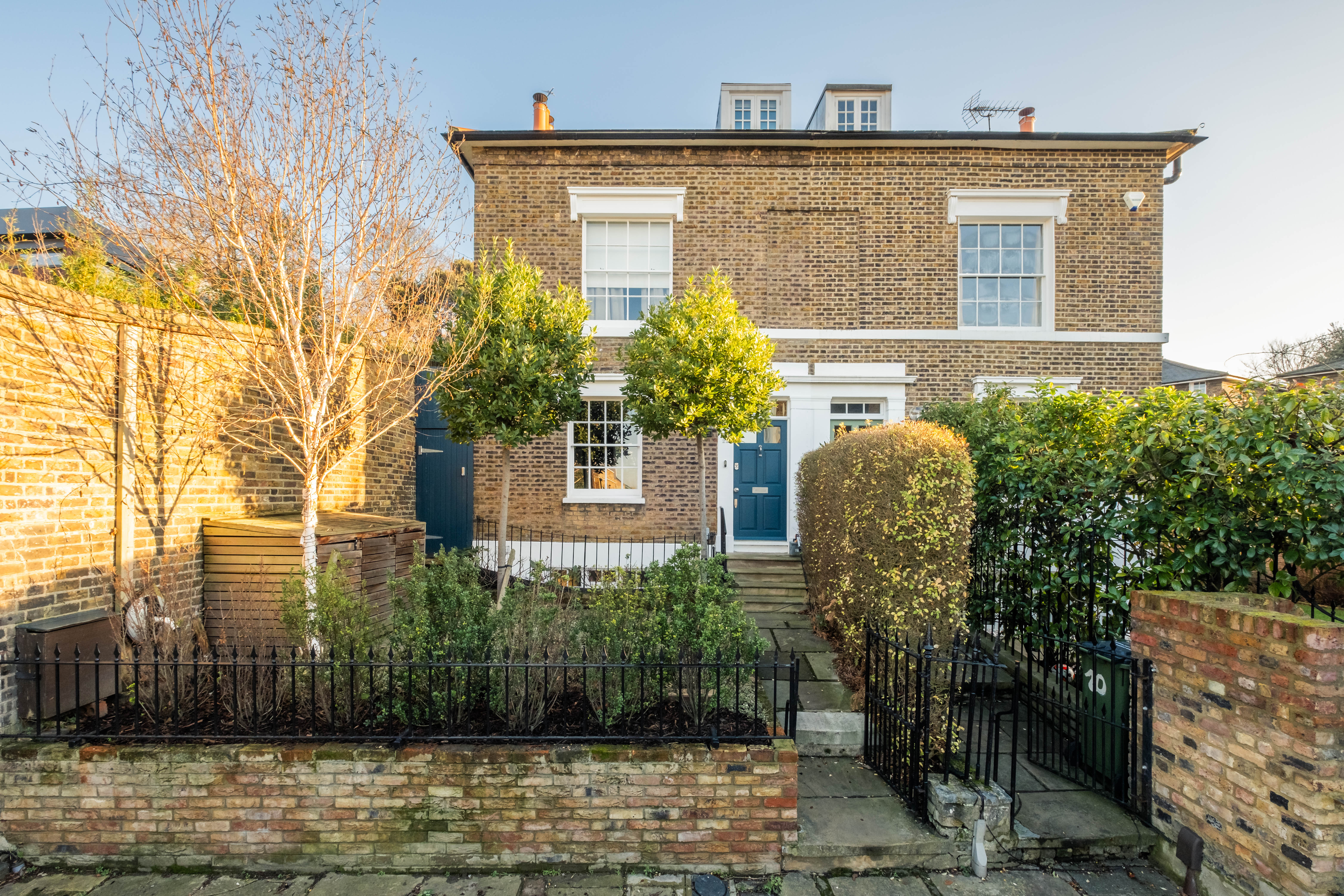 4 bedroom semi-detached house for sale 0