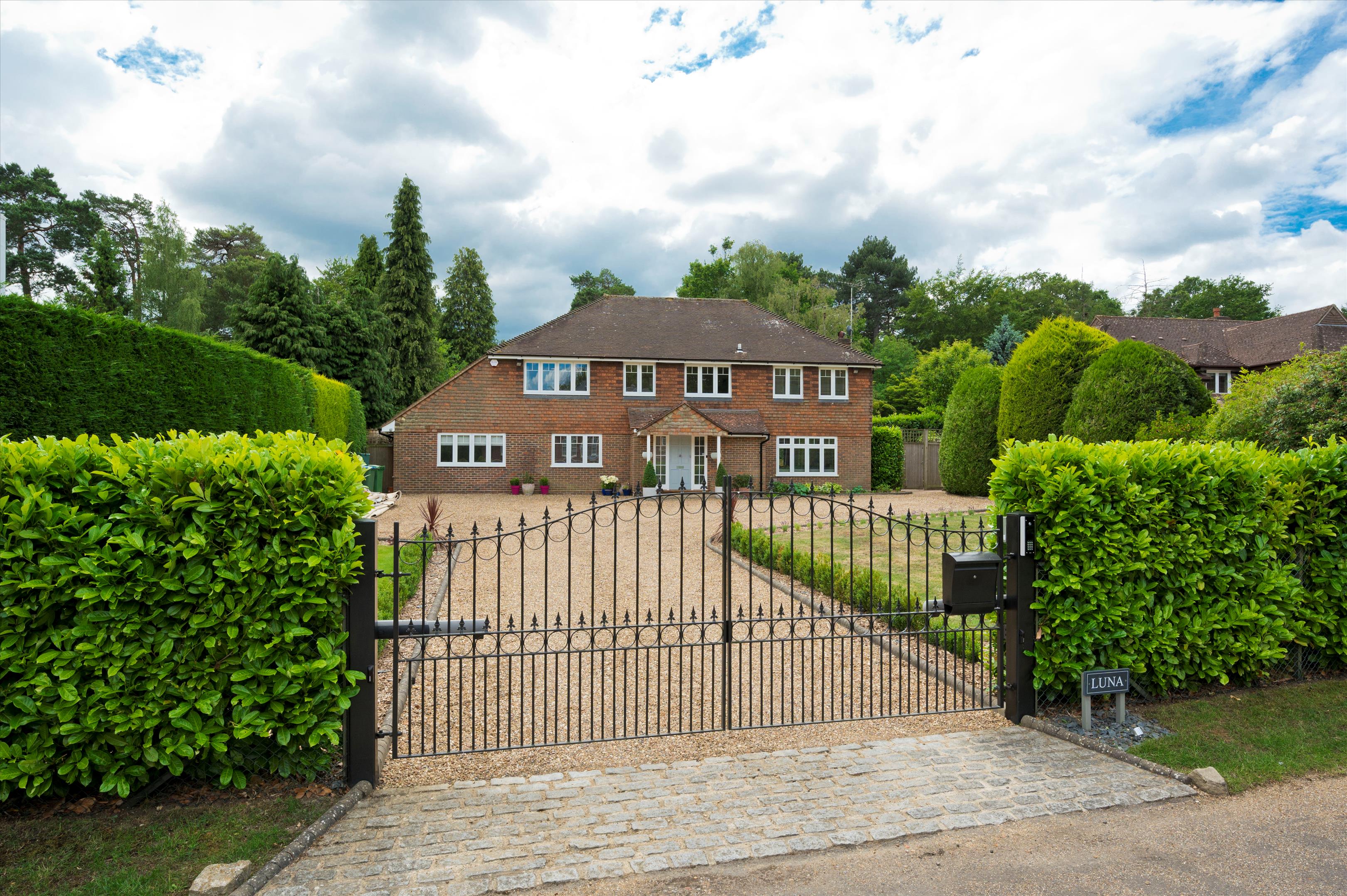 6 bedroom detached house for sale 0
