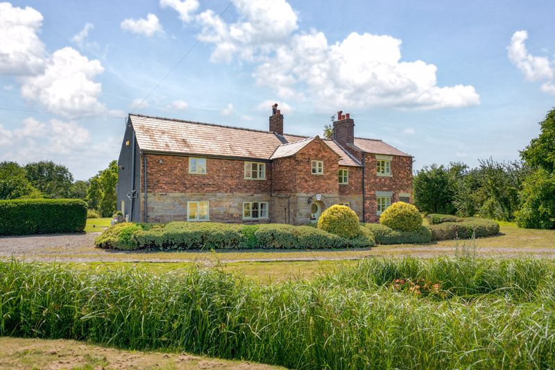 3 bedroom detached house for sale in Guildford