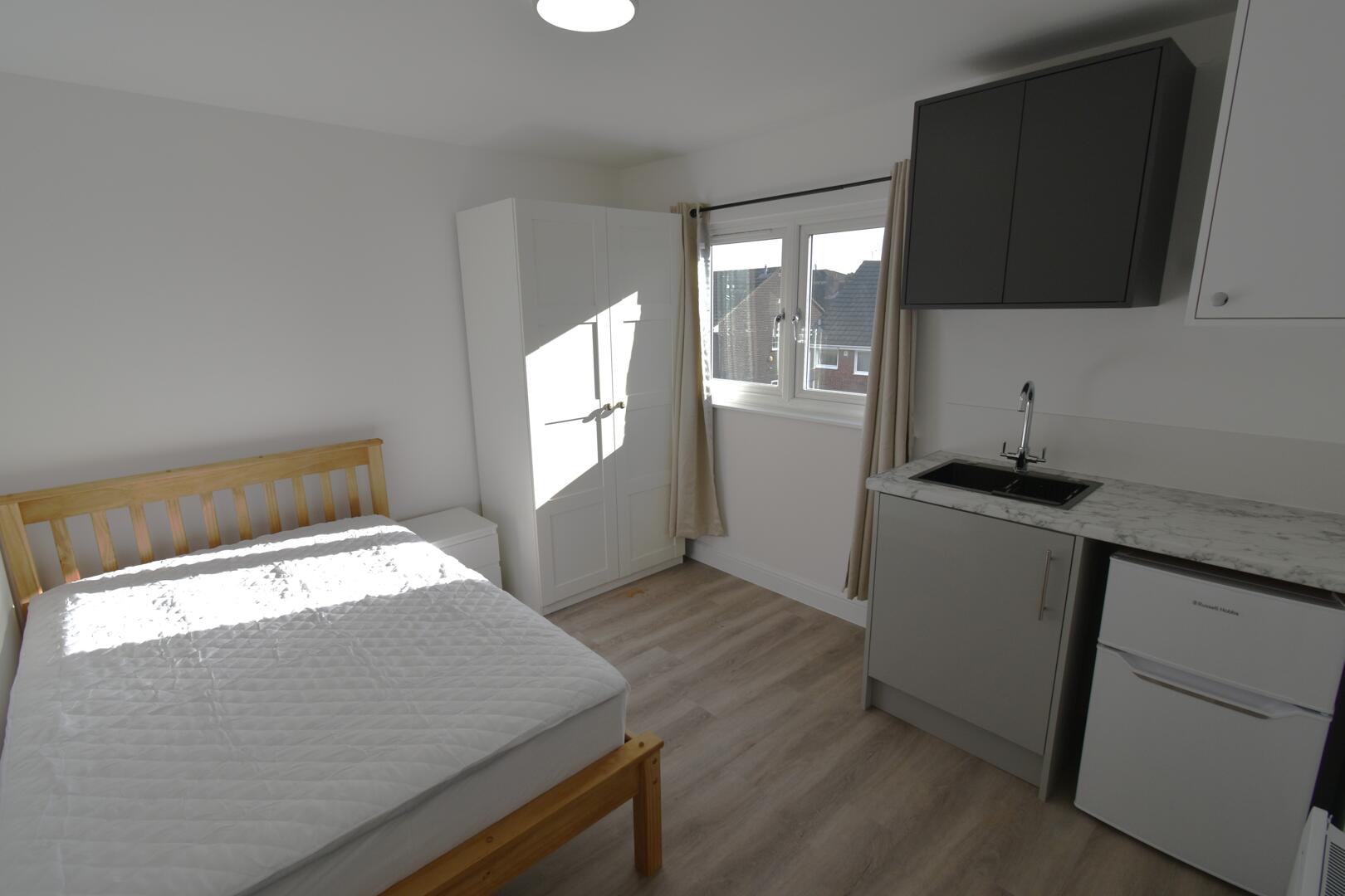 Room 6, Waid Close, Dartford photo 5