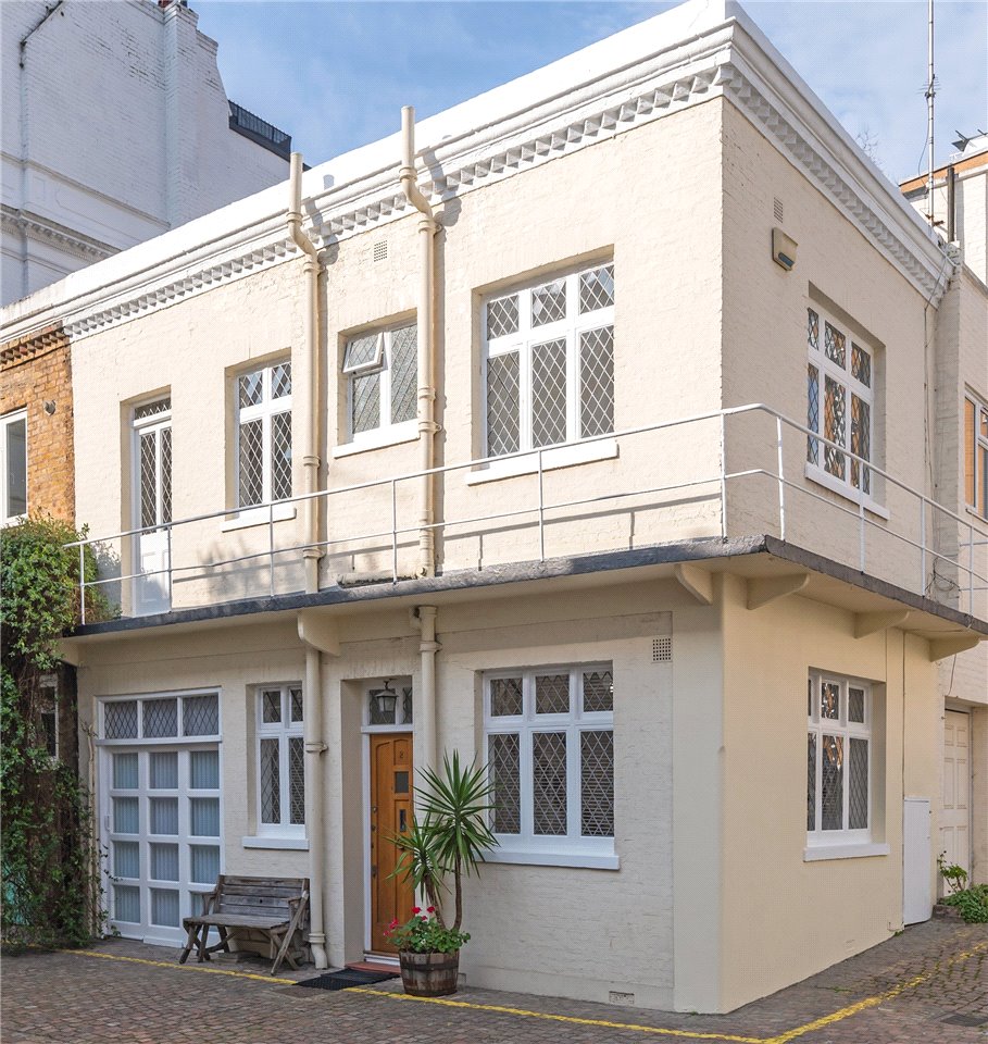 3 bedroom detached house for sale in Guildford