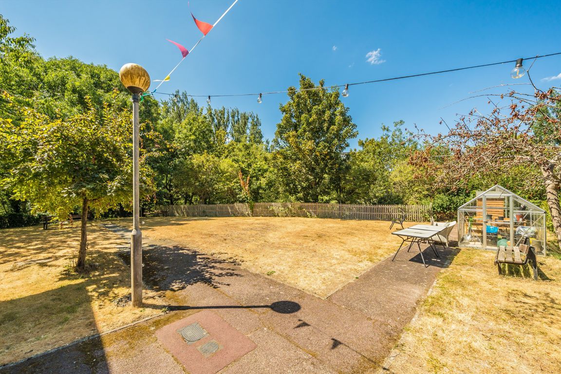 25, Walker Close, London photo 4