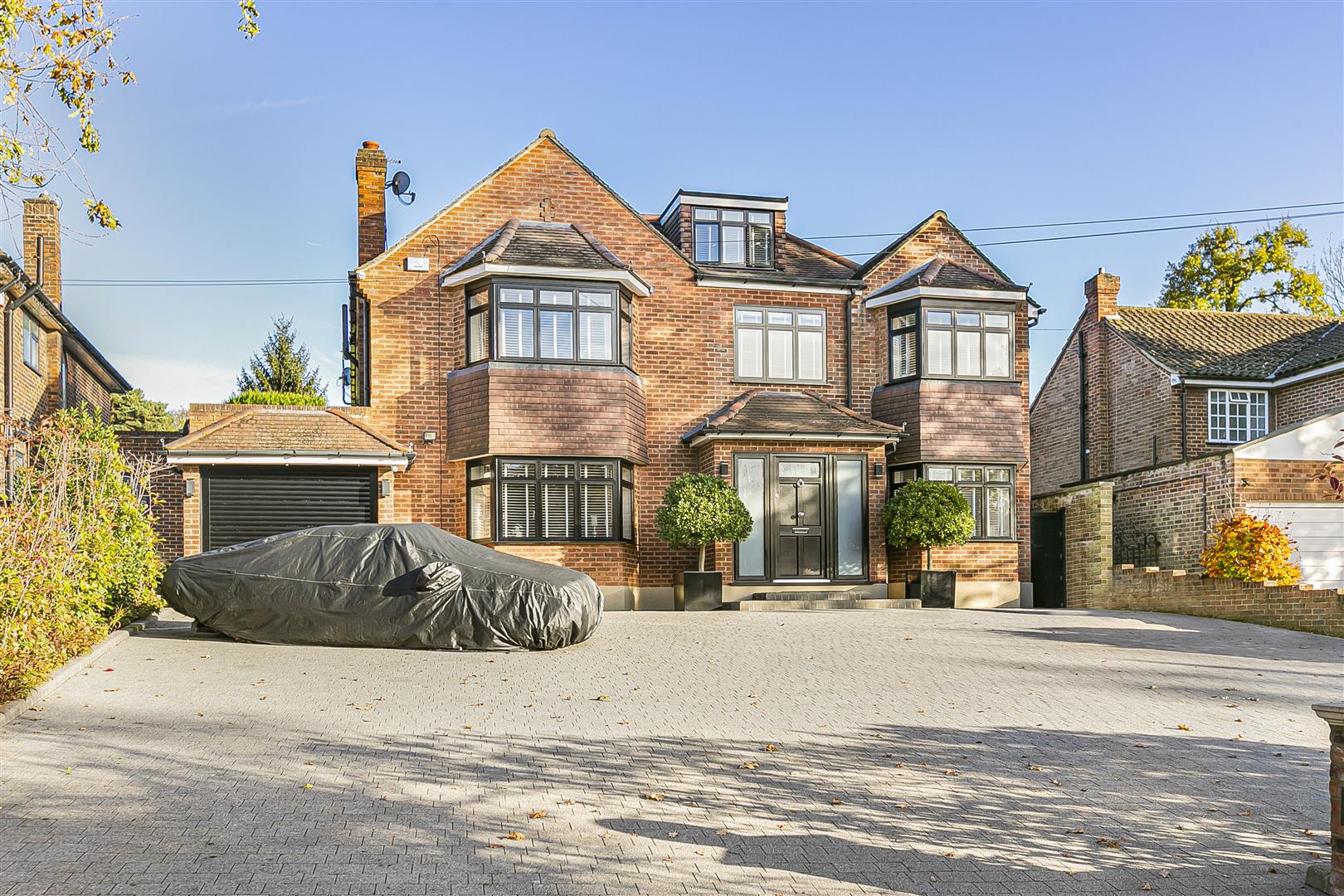 6 bedroom detached house for sale 0