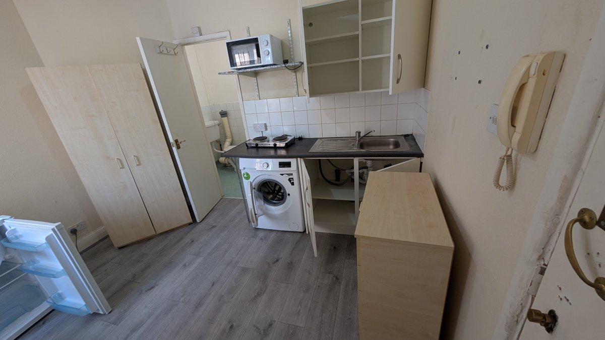 Studio flat on 2@166A, High Street, Ruislip, £840/mo