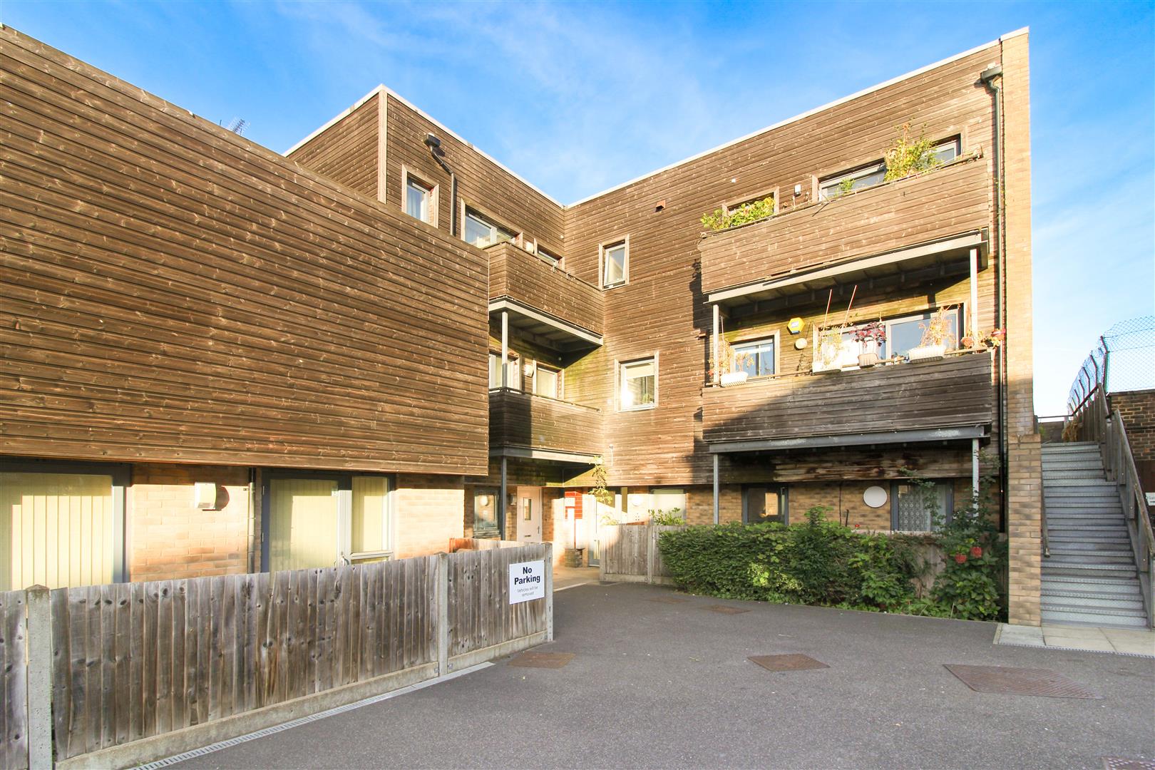 Flat 11 Silver Court, Reform Row, London photo 3