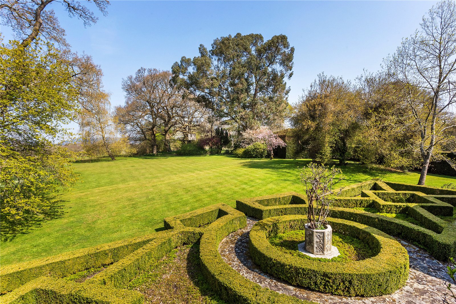 6 bedroom detached house for sale 0