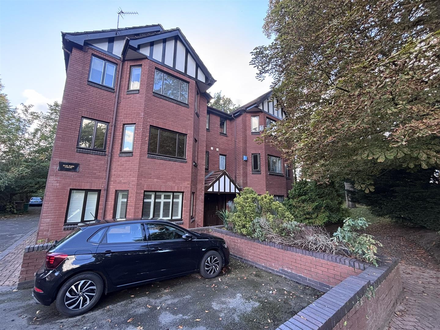 Studio flat on Flat 10, Elm Park Court, Lapwing Lane, Didsbury, £925/mo