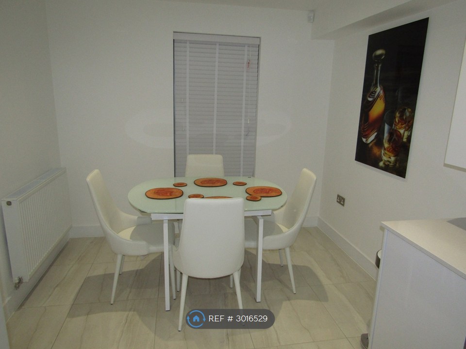 4-bed semi-detached on Gunson Street, Manchester, £2,495/mo