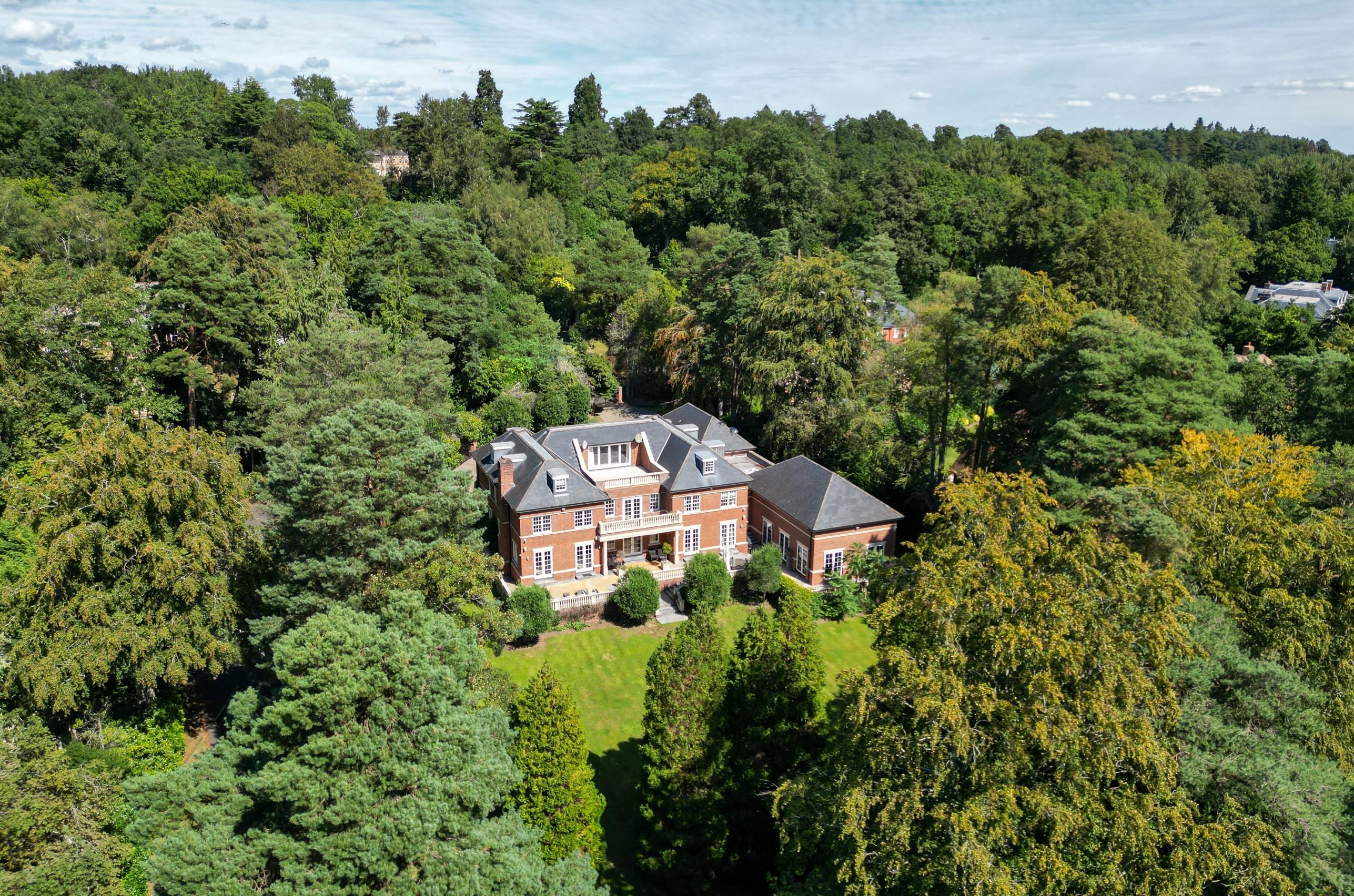 6 bedroom detached house for sale 0