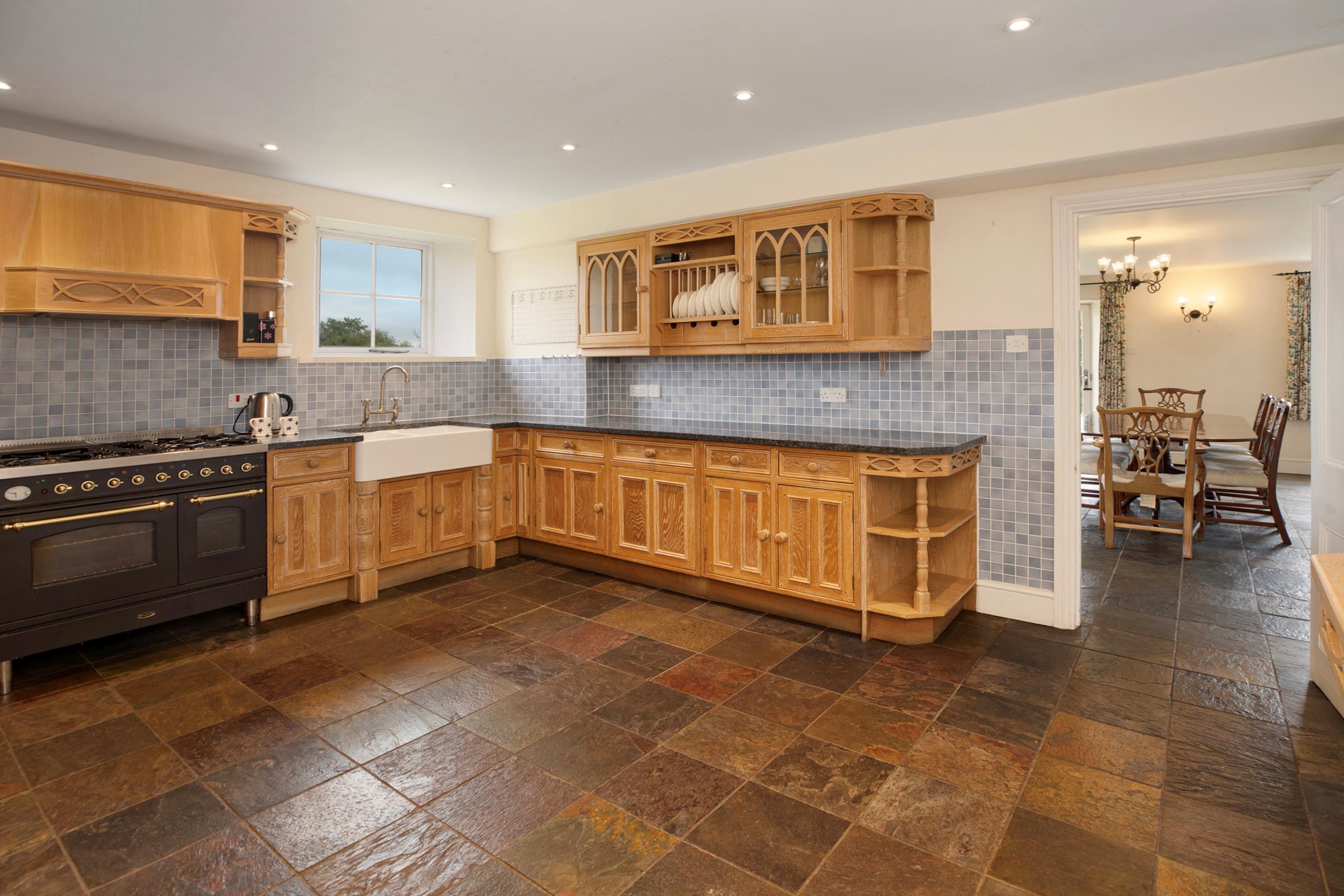 6 bedroom detached house for sale 0