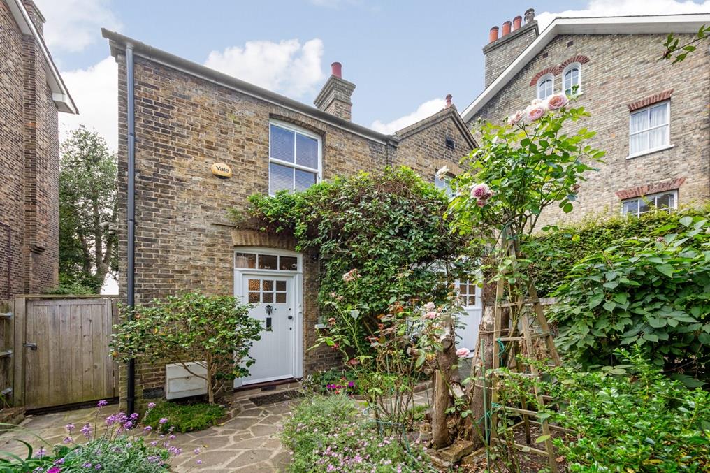 3 bedroom detached house for sale 0