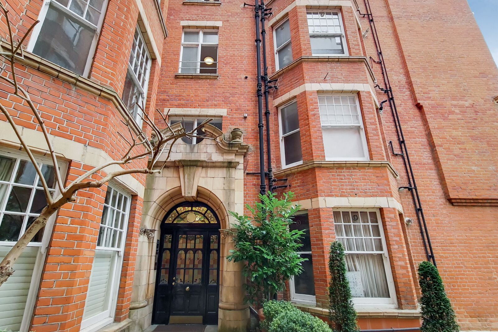 1-bed flat on The Terrace, Barnes, £3,000/mo