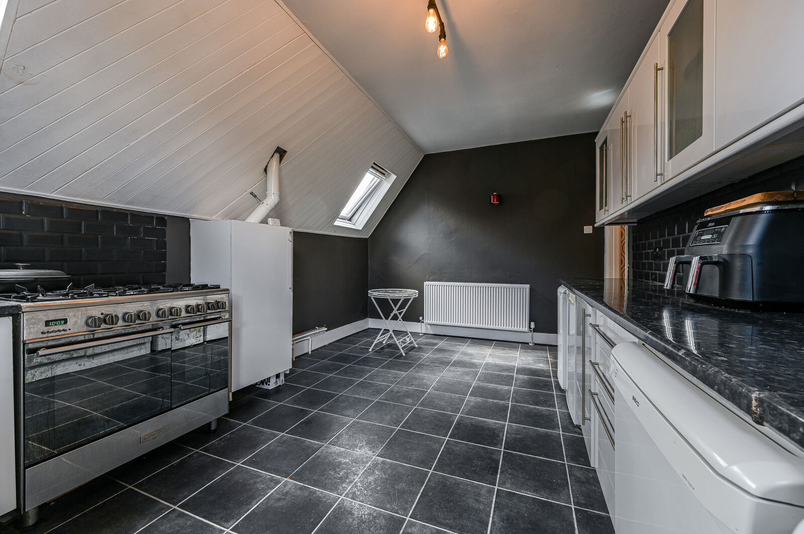 3-bed flat on Burnt Ash Hill, Lee, £2,200/mo