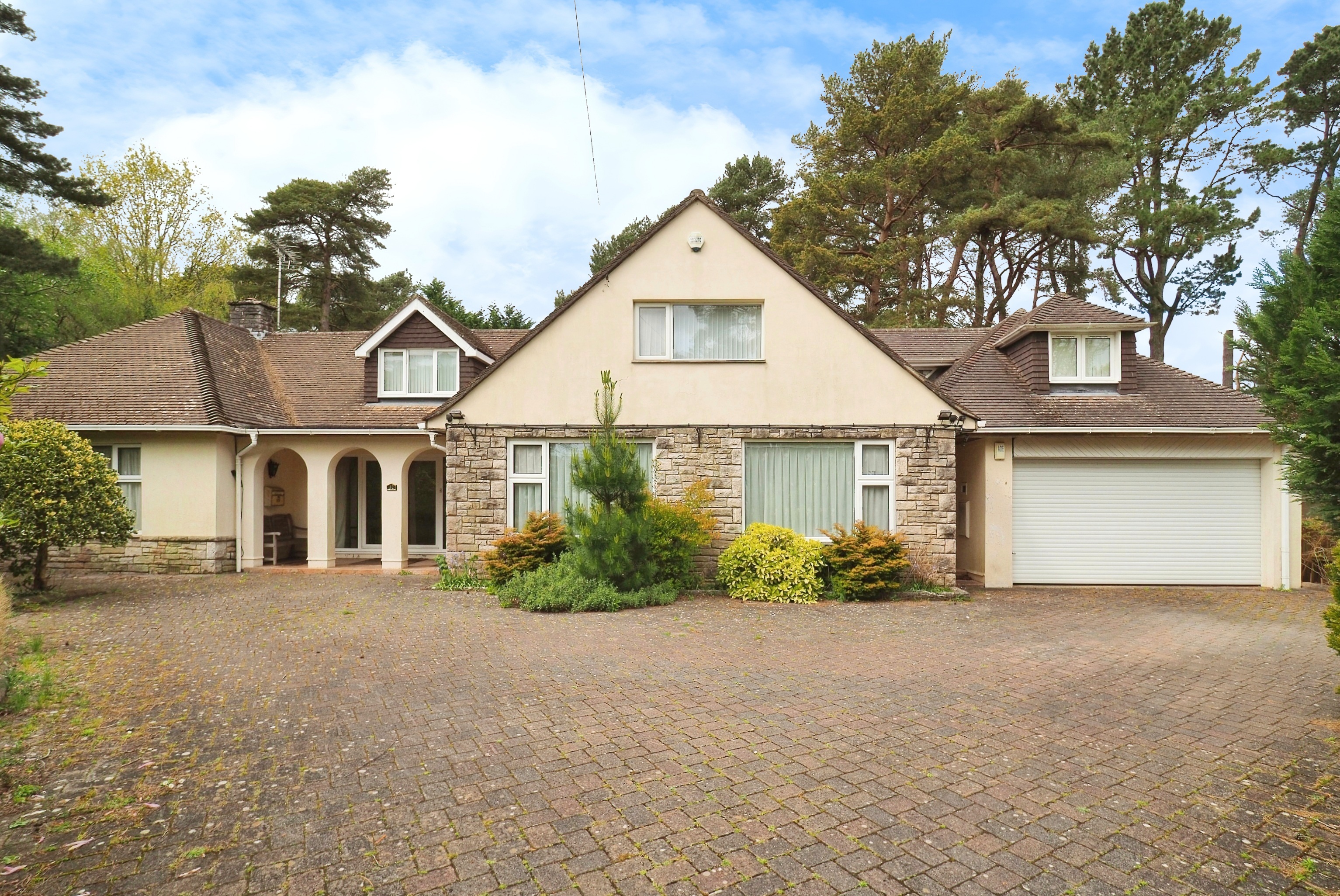 5 bedroom detached house for sale 0