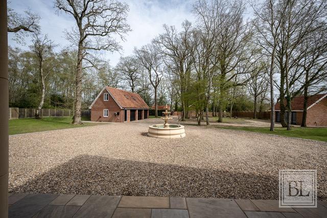 5 bedroom detached house for sale 0