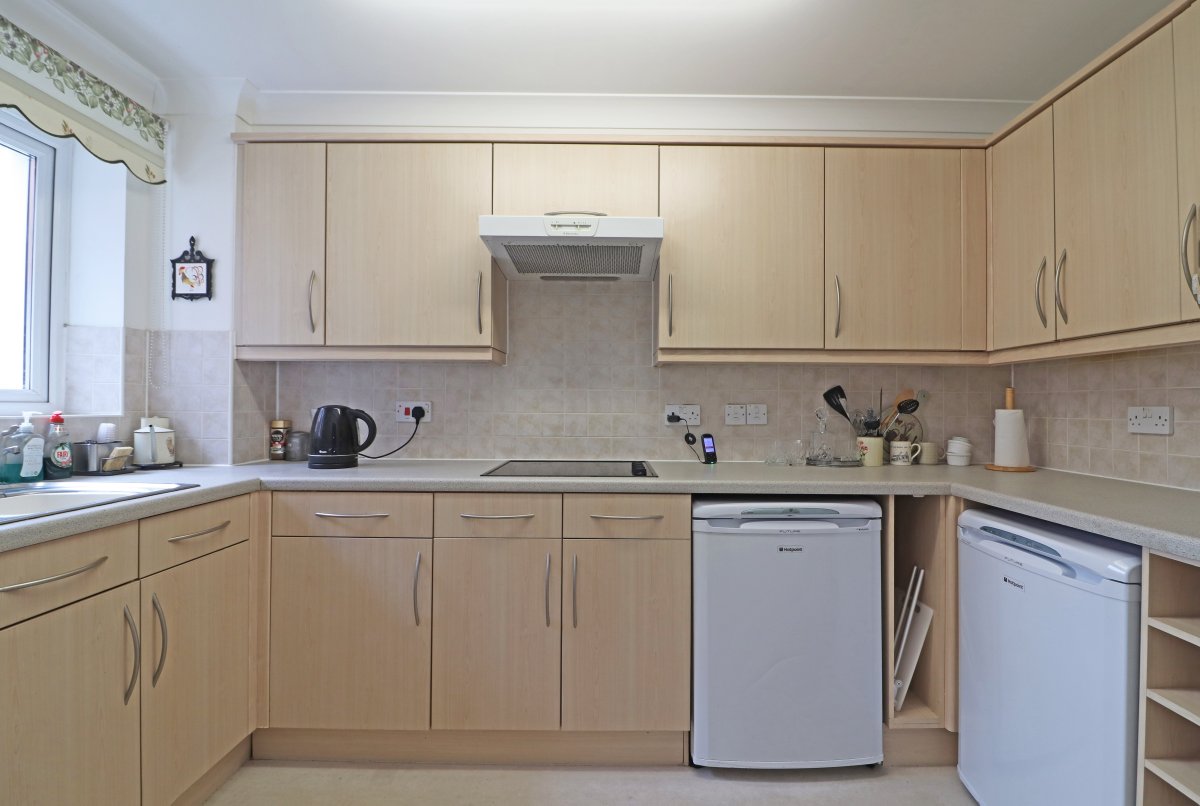 27 Linters Court, London Road, Redhill photo 4